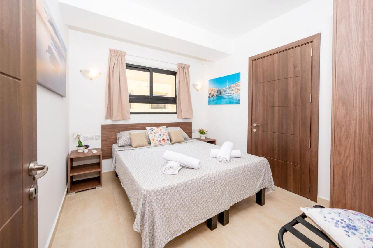 Islet Promenade Seafront Apartment With Large Corner Terrace By Getawaysmalta San Pawl il-Baħar Kültér fotó
