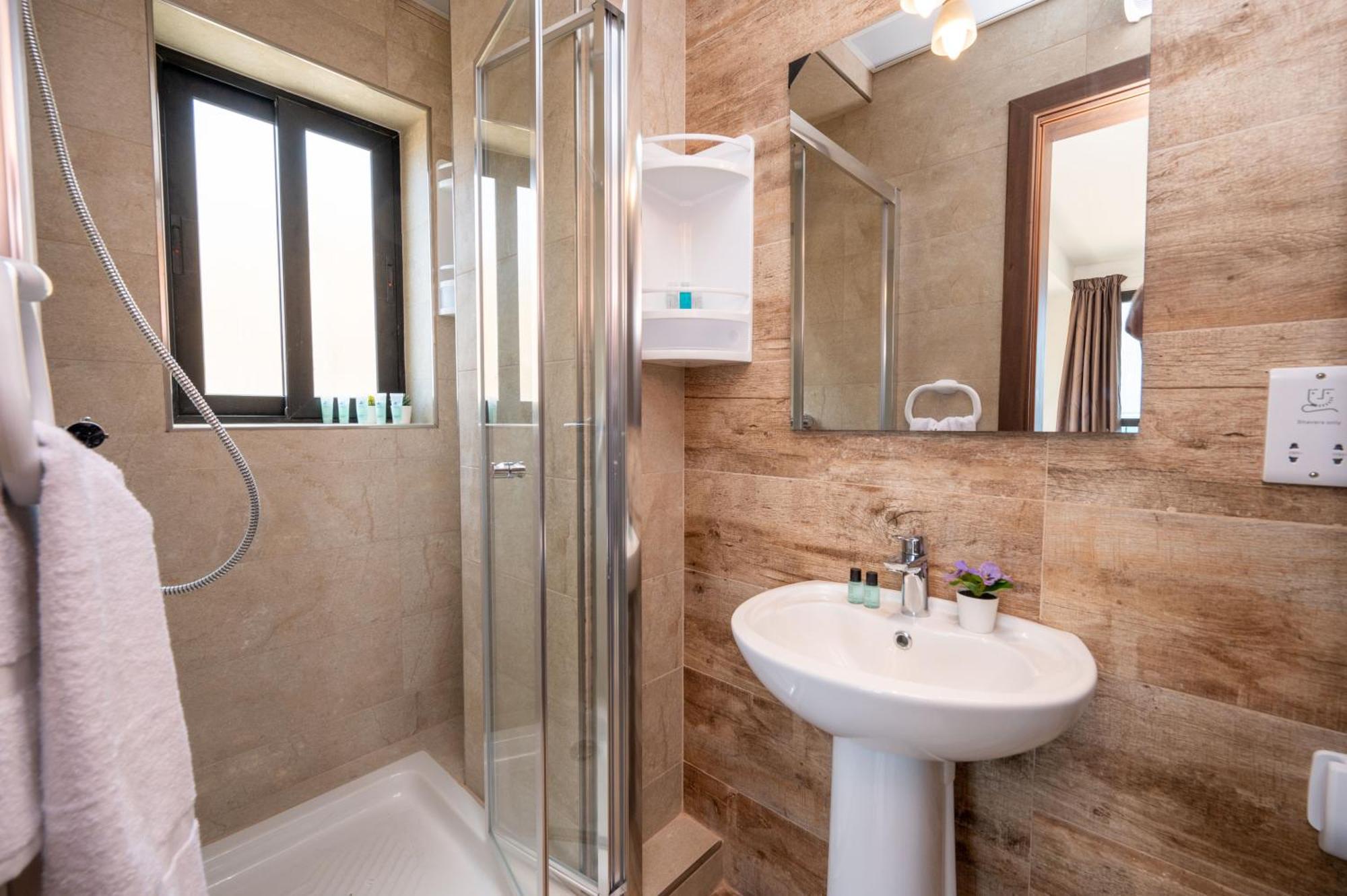 Islet Promenade Seafront Apartment With Large Corner Terrace By Getawaysmalta San Pawl il-Baħar Kültér fotó